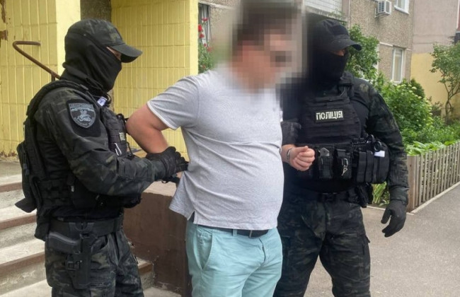 Взятка в 2300 долларов за закрытие уголовного производства: в Киеве задержали полицейского