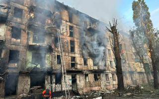 Атака на Кривий Ріг: у житловому будинку горять квартири з 1 по 5 поверхи, є загиблі