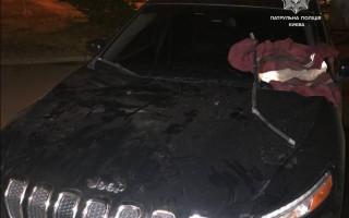 Побив жінку з дитиною та заліз на дах автомобіля: у Києві затримали неадеквата