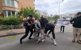 Экс-нардепа Верховной Рады Тараса Чорновила облили жидкостью и зеленкой и бросили в мусорный бак, видео