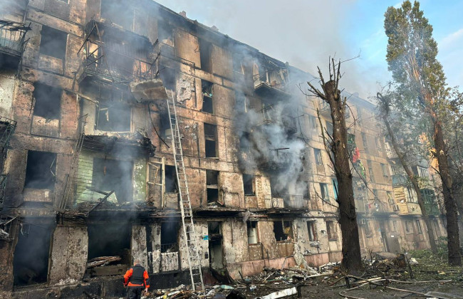 Атака на Кривой Рог: в жилом доме горят квартиры с 1 по 5 этажи, есть погибшие