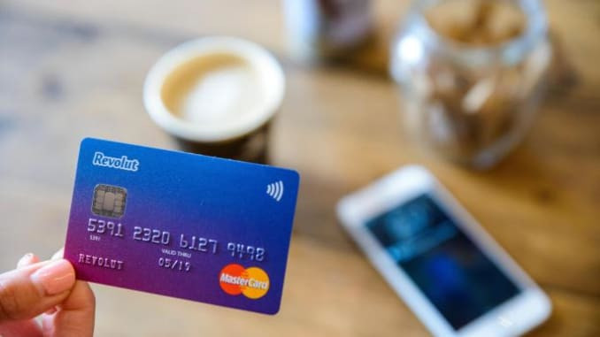 Банк Revolut начал блокировать счета и операции проживающих в Европе россиян, – СМИ