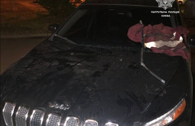 Побив жінку з дитиною та заліз на дах автомобіля: у Києві затримали неадеквата