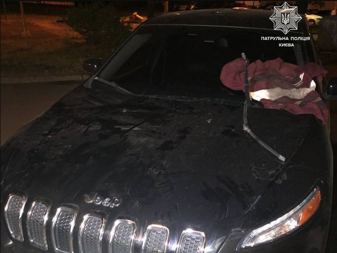 Побив жінку з дитиною та заліз на дах автомобіля: у Києві затримали неадеквата