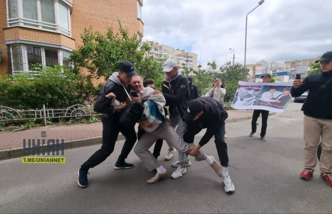 Екснардепа Верховної Ради Тараса Чорновола облили рідиною й зеленкою та кинули в сміттєвий бак, відео