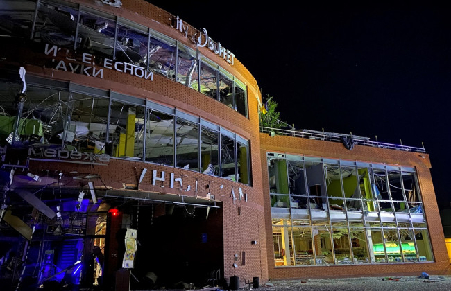 Ракетный удар по Одессе: повреждено учебное заведение, жилой комплекс, заведения питания, бизнес-центр, есть жертвы, фото