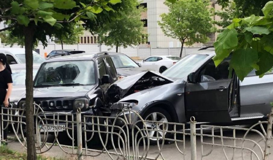 У Києві сталася серйозна ДТП за участі автомобіля інкасаторів, фото