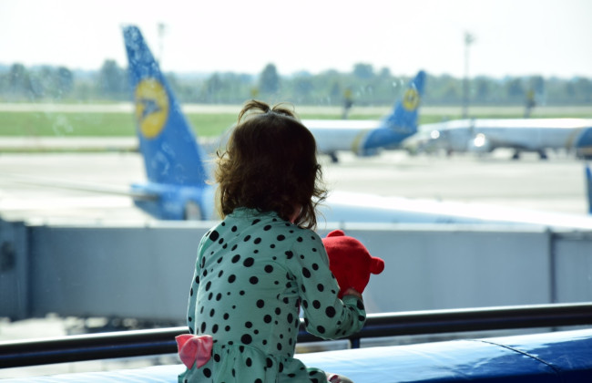 Пограничная служба запуталась в основаниях для отказа в выезде детей за границу: что произошло