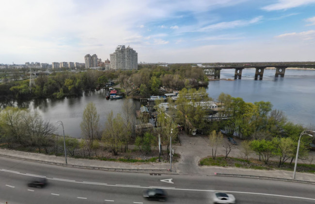 Суд скасував незаконну реєстрацію прав на гідроспоруду вздовж річки Дніпро у Києві