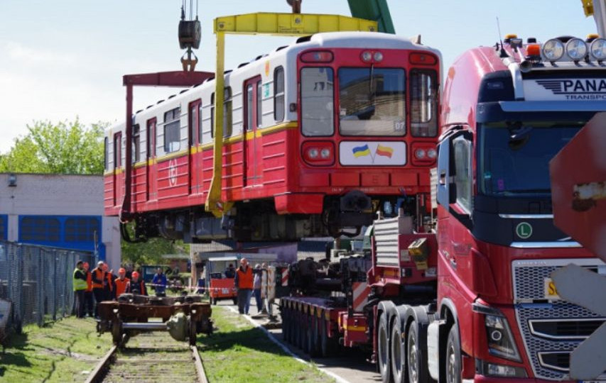 Київ отримав другу партію вагонів метро з Варшави