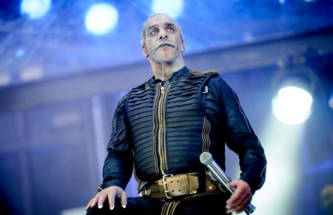 Против солиста Rammstein Тилля Линдеманна возбудили дело об изнасиловании — СМИ