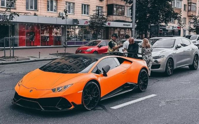 ДТП на півмільйона доларів: у Києві зіткнулися елітні Lamborghini та Maserati, відео