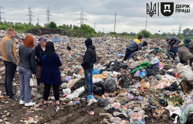 На Львівщині інспектори виявили використання праці неповнолітніх на сміттєзвалищі без належного оформлення трудових відносин