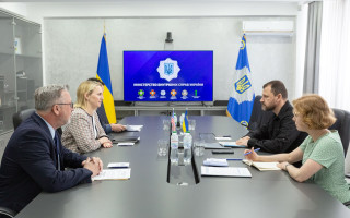 Машинная смазка из Каховской ГЭС движется в направлении Черного моря: в МВД сообщили об очередной проблеме