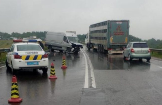На трасі «Київ-Чоп» сталась серйозна ДТП: є загиблі