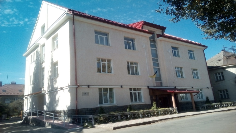 На Закарпатті суд зобов’язав банк відшкодувати втрачені з пенсійної картки кошти до винесення вироку: подробиці