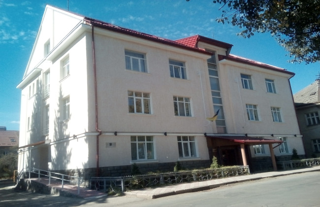 На Закарпатті суд зобов’язав банк відшкодувати втрачені з пенсійної картки кошти до винесення вироку: подробиці