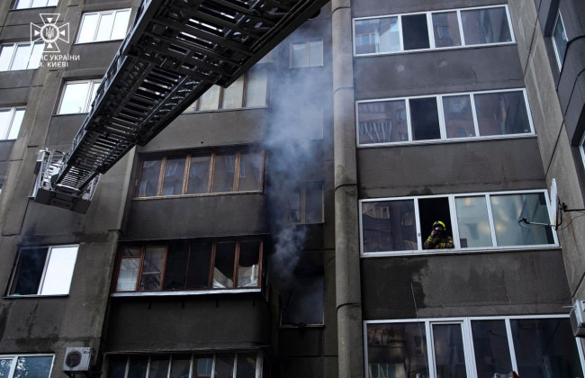 У Києві у багатоповерхівці врятували чоловіка з палаючої квартири