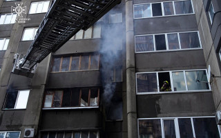У Києві у багатоповерхівці врятували чоловіка з палаючої квартири