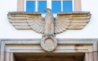 У Німеччині вимагають прибрати нацистських орлів з державних будівель