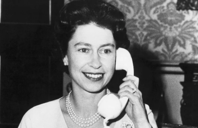 В Лондоне выставили на аукцион телефонную станцию, которой пользовалась королева Елизавета II