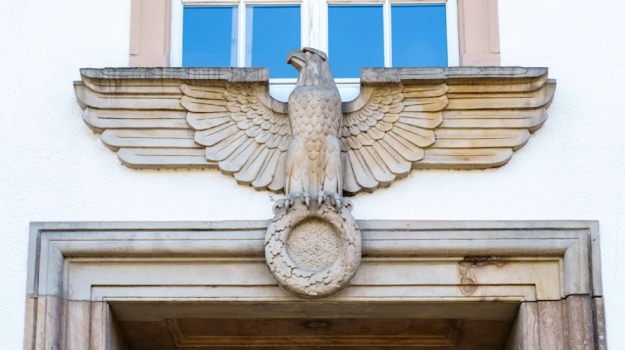У Німеччині вимагають прибрати нацистських орлів з державних будівель