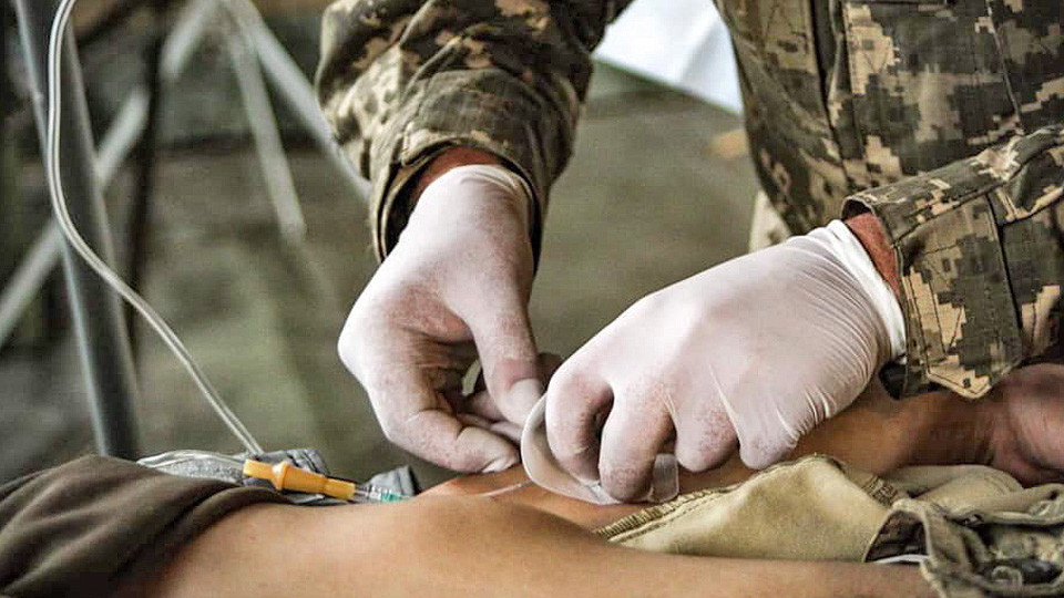 Раненые военнослужащие будут получать по 100 тысяч во время пребывания в больнице