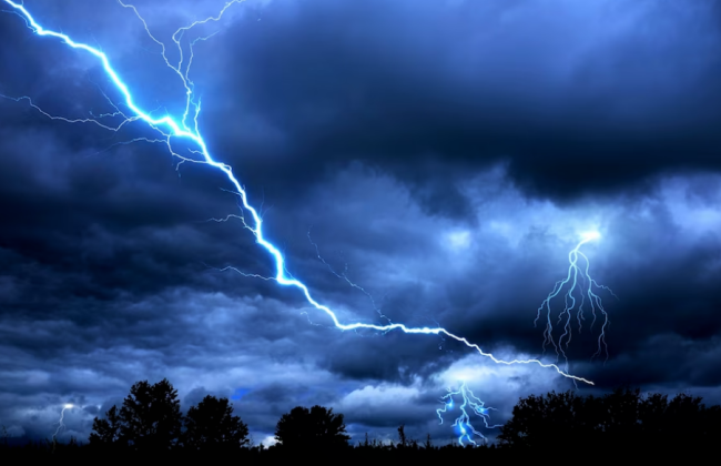 Синоптики 19 червня прогнозують в низці областей грози, а подекуди град та шквали