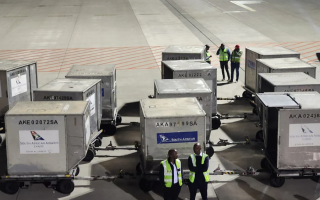 Охорону президента ПАР затримали в аеропорту Польщі із 12 контейнерами зброї, — польські ЗМІ