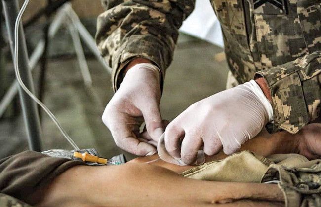 Раненые военнослужащие будут получать по 100 тысяч во время пребывания в больнице