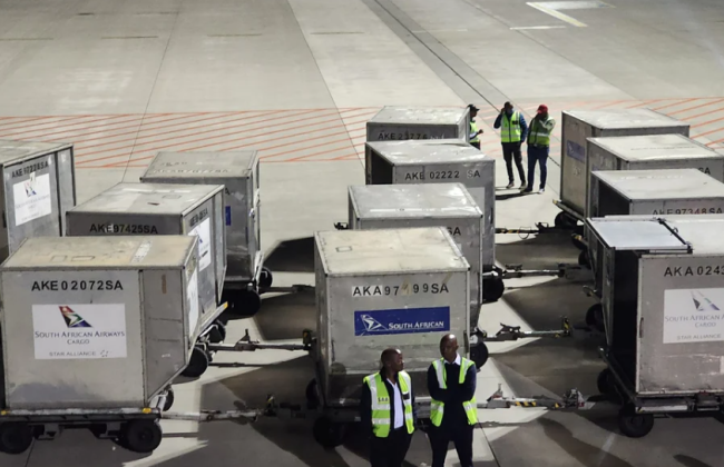 Охрана президента ЮАР задержали в аэропорту Польши с 12 контейнерами оружия, — польские СМИ