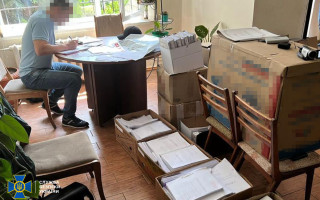 Хабарі за експорт зерна: викрито посадовців Держпродспоживслужби у Києві та Одесі