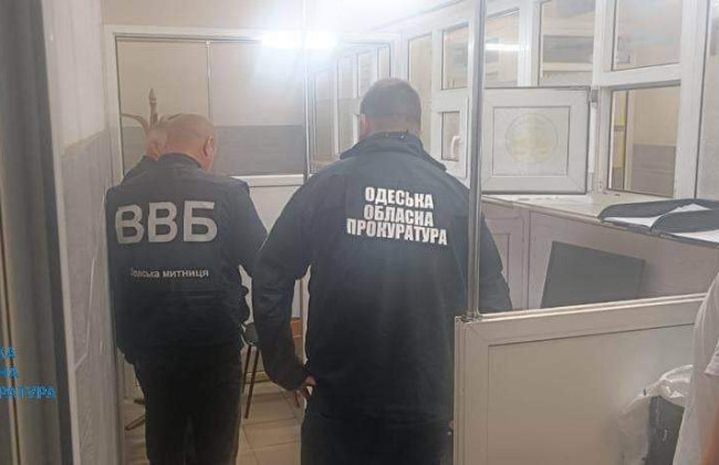 Обіцяв безперешкодне розмитнення автівок для біженців: на Одещині держінспектор митниці «піймався» на хабарництві