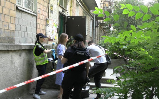 В Соломенском районе Киева на лестничной площадке дома обнаружили тела двух 15-летних девушек: что известно