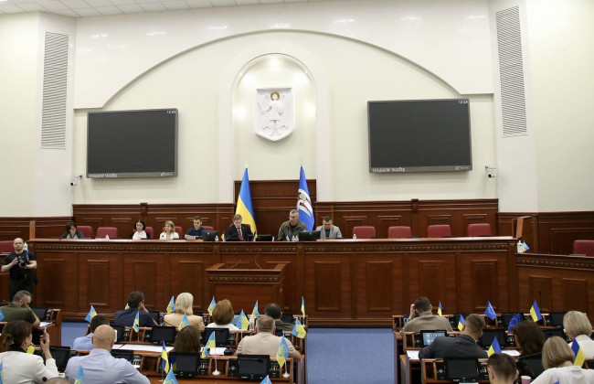 У місцях почесних поховань на кладовищах у Києві будуть встановлювати надмогильні споруди єдиного зразка