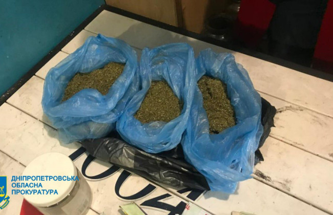 Выращивали коноплю на собственных огородах: на Днепропетровщине ликвидирован канал сбыта наркотиков