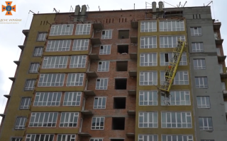 В Хмельницком на строительстве из монтажного лифта выпал один из строителей