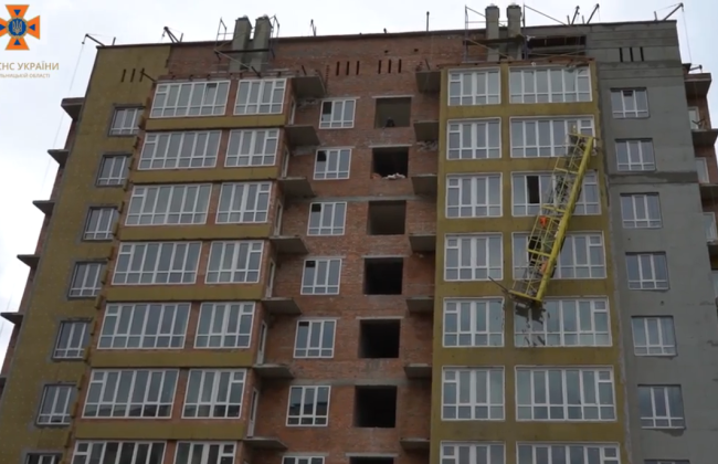 В Хмельницком на строительстве из монтажного лифта выпал один из строителей