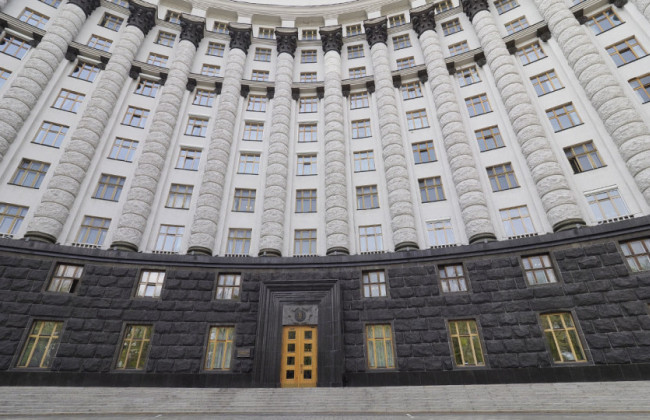 Кабмин опубликовал изменения по оплате труда госслужащих на прифронтовых территориях