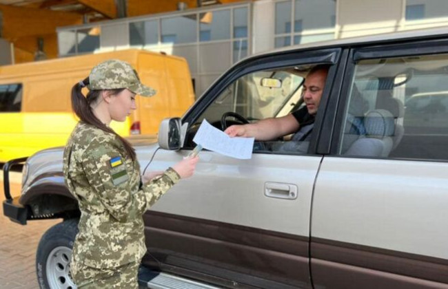 «Перечекати» мобілізацію за кордоном: що загрожує чоловікам, які не повернулись в Україну