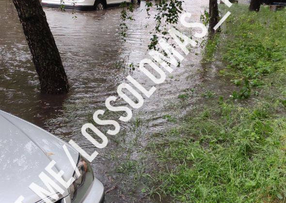 Київ накрила потужна злива: вулиці «пливуть», затоплено підземний паркінг, фото і відео