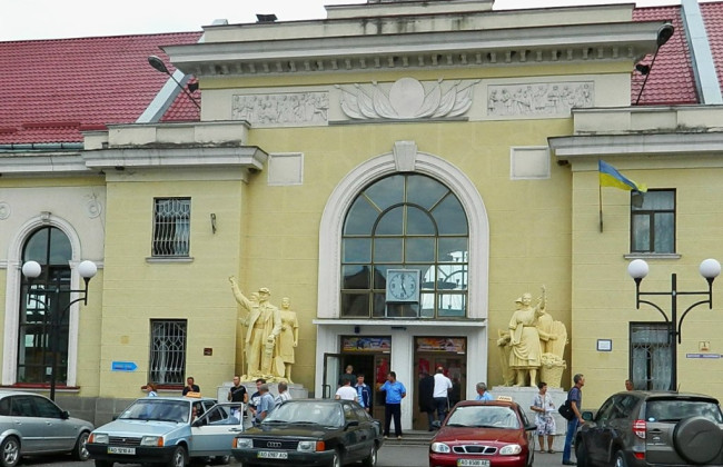 Декомунізація на Закарпатті: на залізничному вокзалі у Мукачеві демонтують радянські скульптури