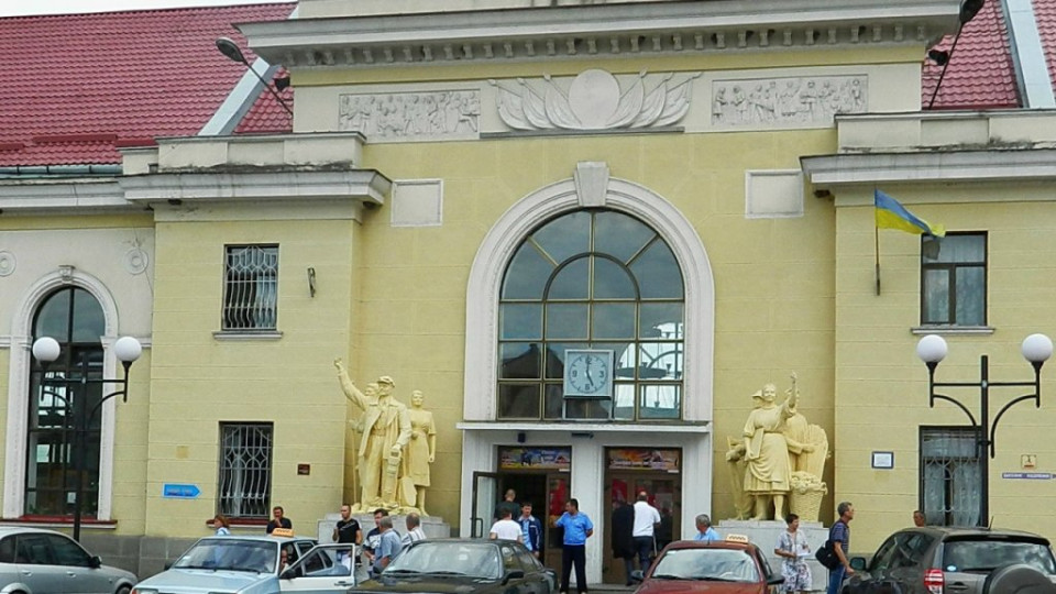 Декоммунизация на Закарпатье: на железнодорожном вокзале в Мукачево демонтируют советские скульптуры