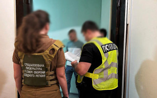 За хабаря надавав послуги з незаконної реєстрації громадян: підозрюється службовець Дніпровської міськради