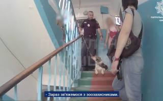 У Києві поліція врятувала із зачиненого балкону песика: відео