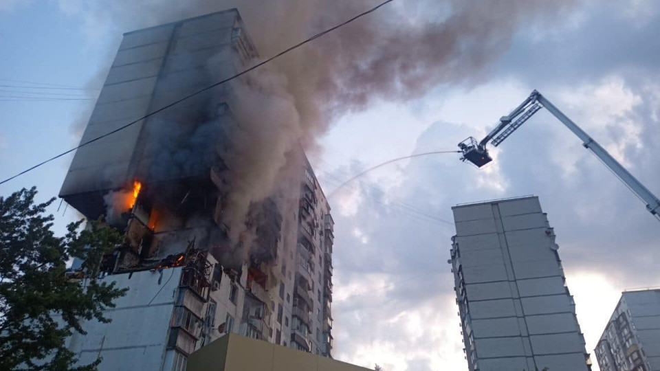 У Києві уночі стався вибух у багатоповерхівці в Дніпровському районі, фото