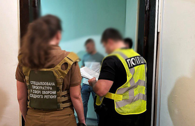 За хабаря надавав послуги з незаконної реєстрації громадян: підозрюється службовець Дніпровської міськради