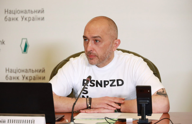 Люди повинні спокійно обмінювати банкноти іноземної валюти, незалежно від номіналу та року випуску, — голова Нацбанку Андрій Пишний провів зустріч з представниками банків і обмінників