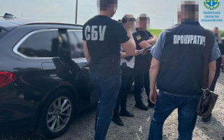 Брал взятки за растаможку авто: во Львовской области разоблачили чиновника таможни