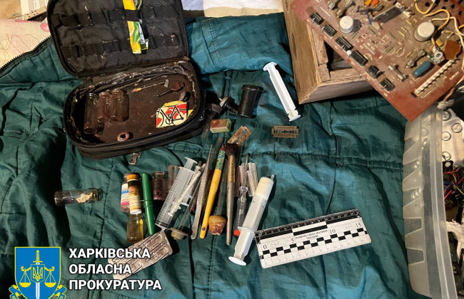 На Харківщині троє друзів вирішили «вести бізнес» з продажу наркотиків: їм повідомлено про підозру